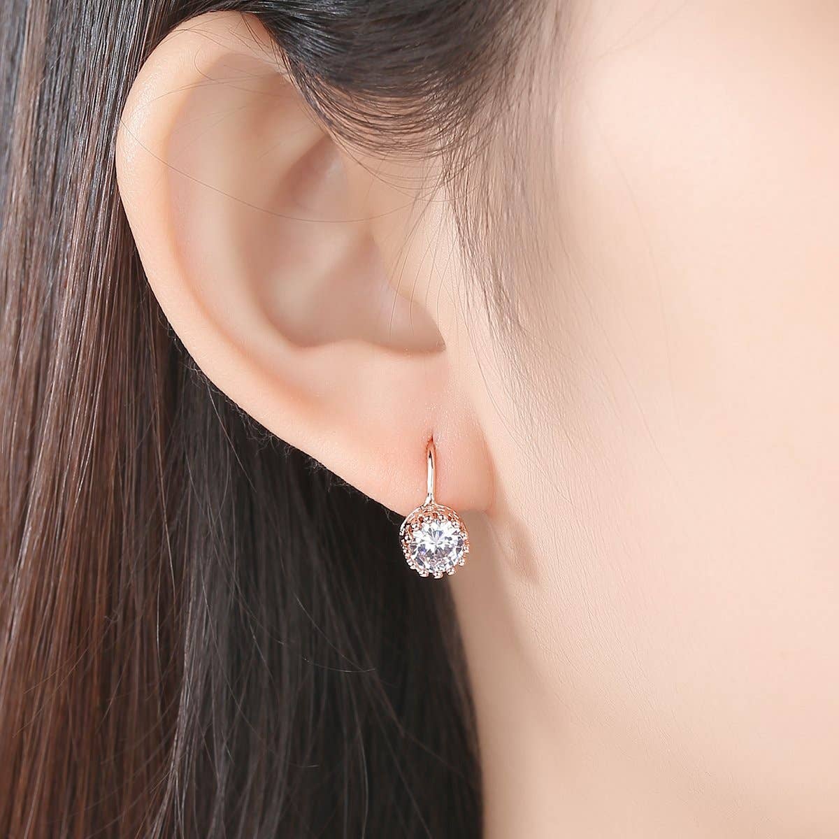 Azure earrings in silver on a woman's ear
