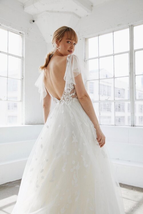 Full body back view of laura by lis simon