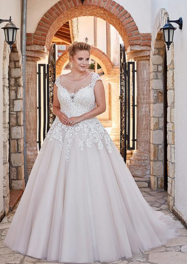 Full body front view of UR111 by Eddy K