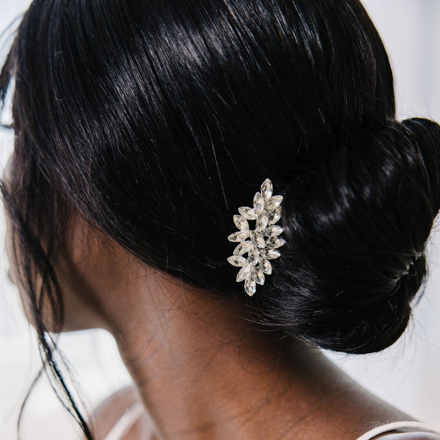 Young woman wearing the Brie sparkly clip