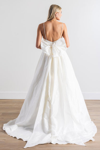 a clean classic silhouette, straight out of your favorite Rom-com, finished with a self-tie oversized waist bow, and of course - pockets.