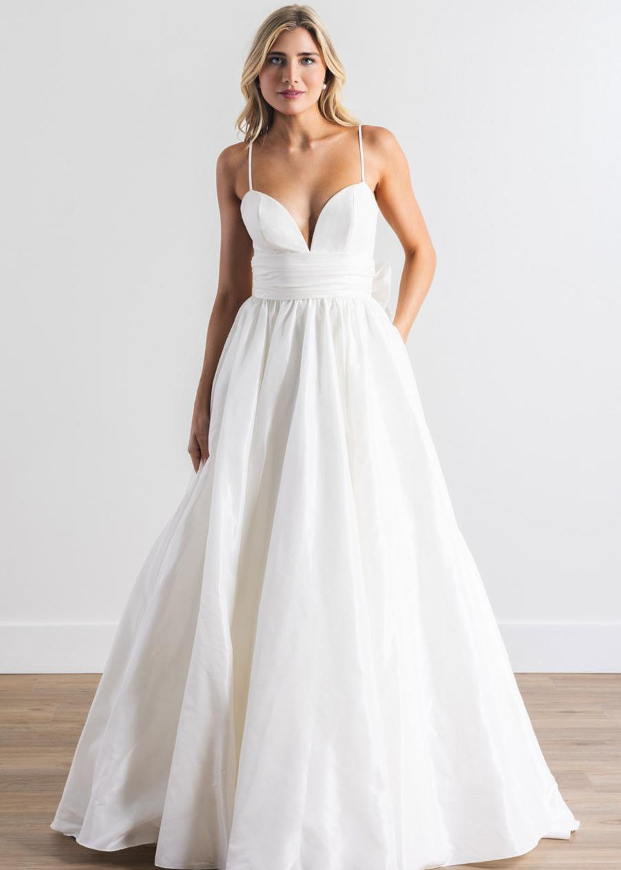 a clean classic silhouette, straight out of your favorite Rom-com, finished with a self-tie oversized waist bow, and of course - pockets.