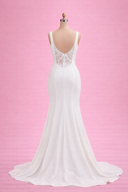 Lace open back of wedding gown