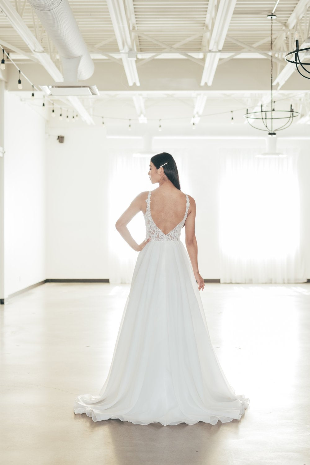 Full bdoy back view of Nari by Lis Simon 