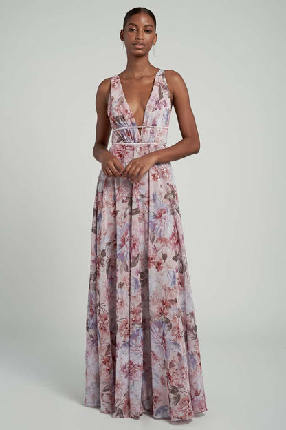 Your garden party variety amazing dress, with an delicious V neck and an easy maxi skirt.