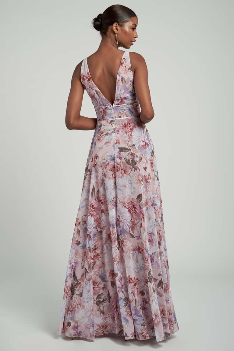 Your garden party variety amazing dress, with an delicious V neck and an easy maxi skirt.