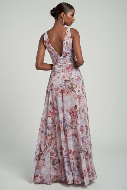 Your garden party variety amazing dress, with an delicious V neck and an easy maxi skirt.