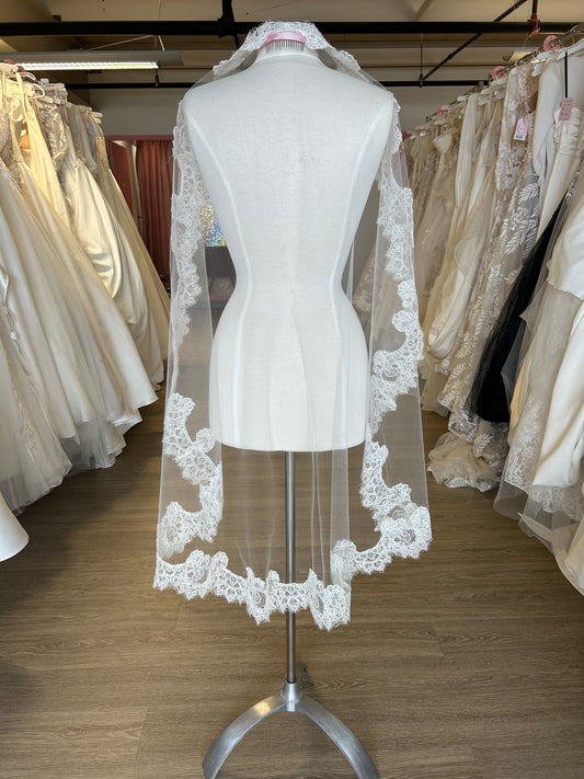 Ivory Eyelash Lace Mantilla Veil - Fingertip