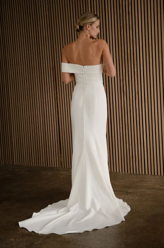 The Henley gown is as modern as she is understated. Cut in our ever so flattering matte crepe fabric, thoughtfully placed pleats make their way around your left shoulder to create a shapely asymmetrical silhouette.

