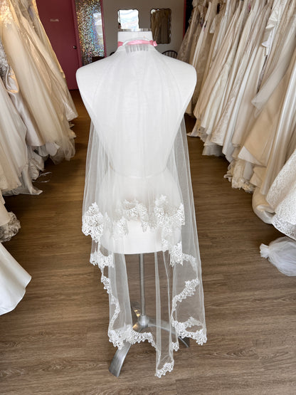 Knee Length Curled Lace Veil with Blusher