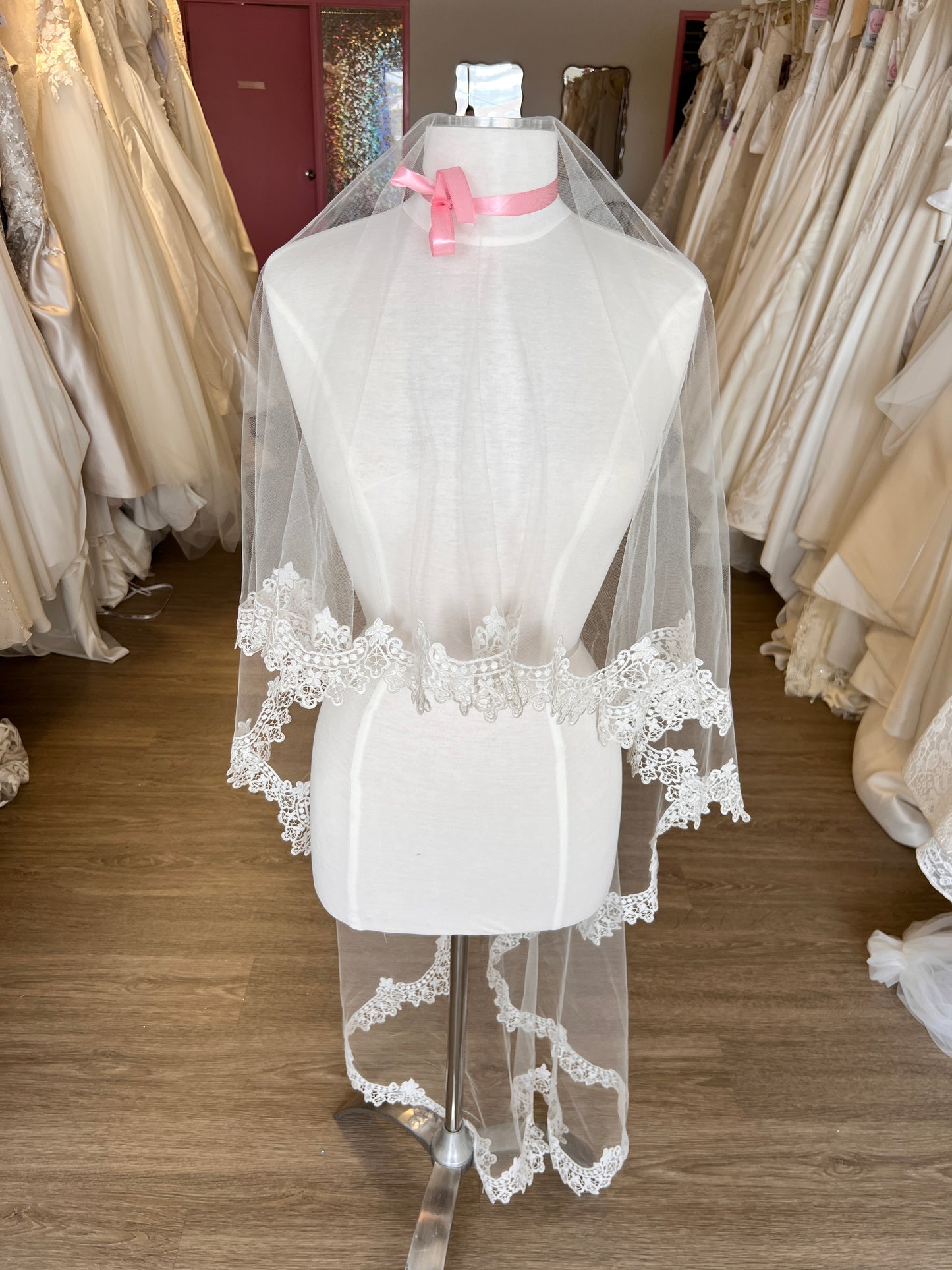 Knee Length Curled Lace Veil with Blusher