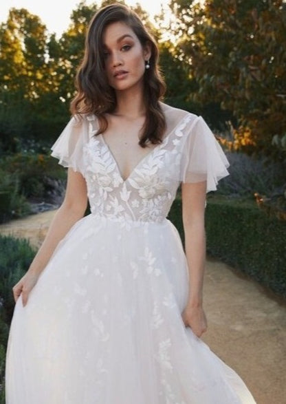 Full body front view of laura by lis simon