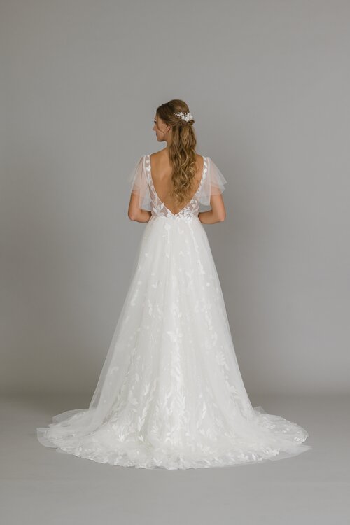 Full body back view of laura by lis simon