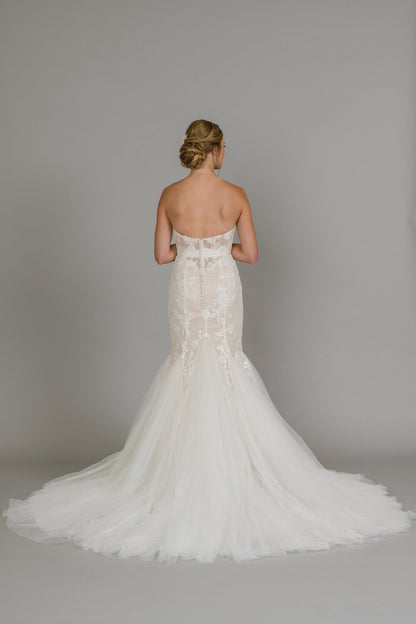 Full body back view of Lis by Lis Simon