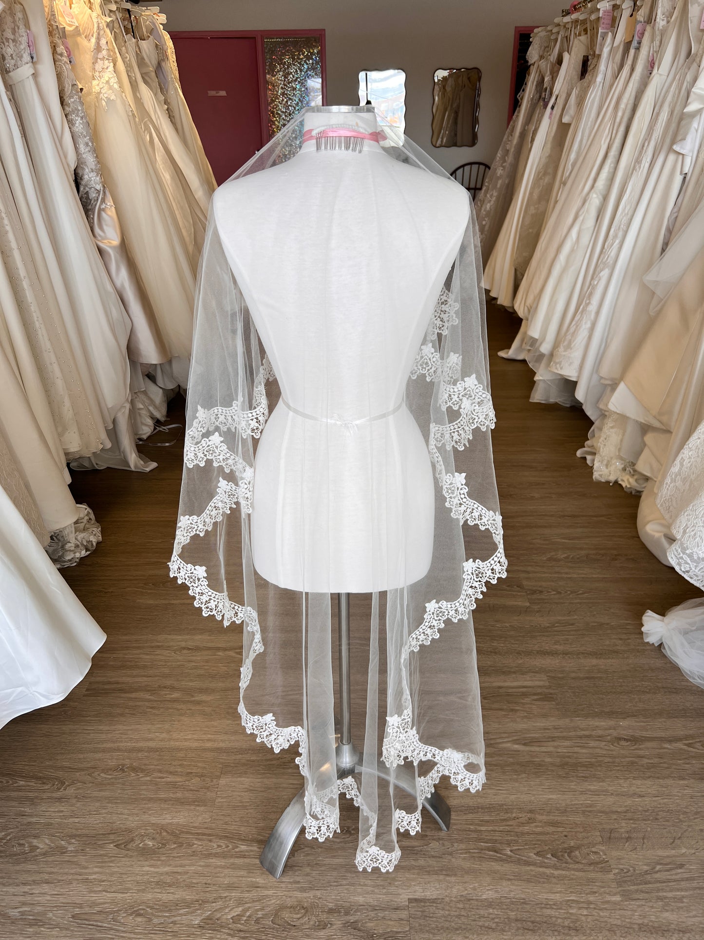 Knee Length Curled Lace Veil with Blusher