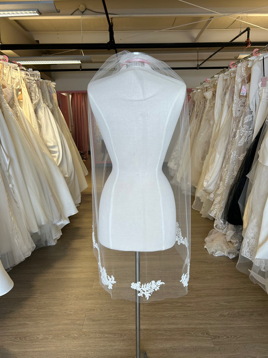 Vintage Minimal Applique Veil - Fingertip