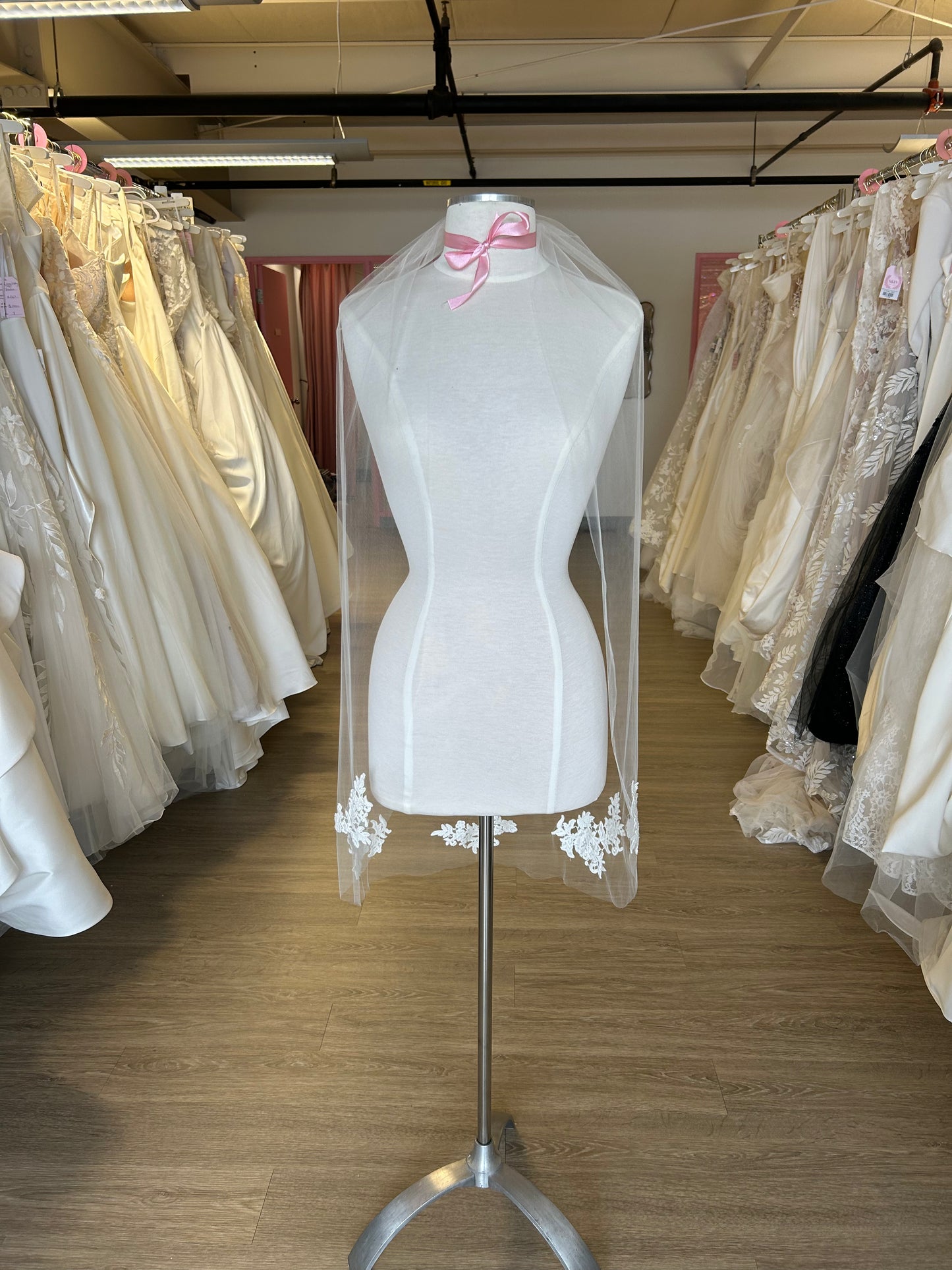 Vintage Minimal Applique Veil - Fingertip