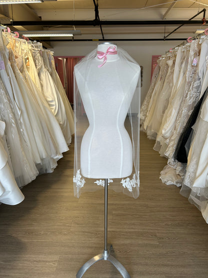 Vintage Minimal Applique Veil - Fingertip