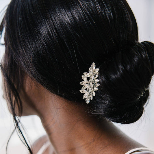 Young woman wearing the Brie sparkly clip