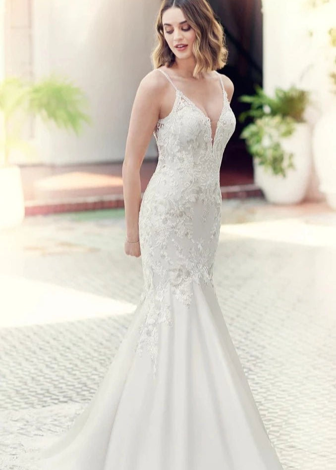 Woman wearing a mermaid wearing dress with lace