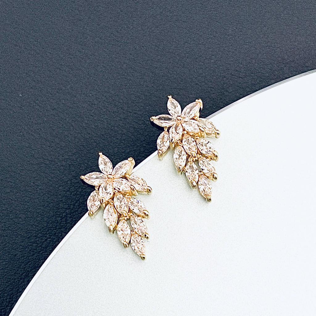 Cassiopeia - Detailed Crystal Starburst Stud Earrings in 14K Gold
