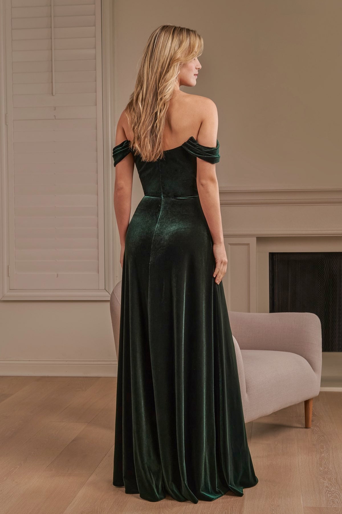 Full back view of Jasmine B243063